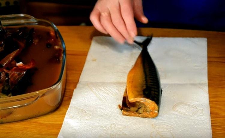 Sacamos el pescado terminado de la marinada y lo limpiamos con toallas de papel.