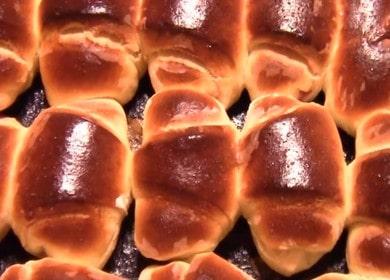 Cocinar bollos dulces de masa de levadura en el horno: una receta con fotos paso a paso.