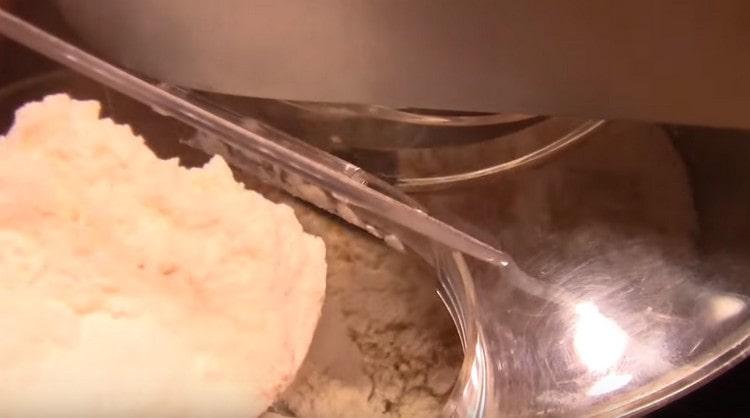 Uključujemo kombajn i, miješajući tijesto, postepeno u njega uvaljamo brašno.