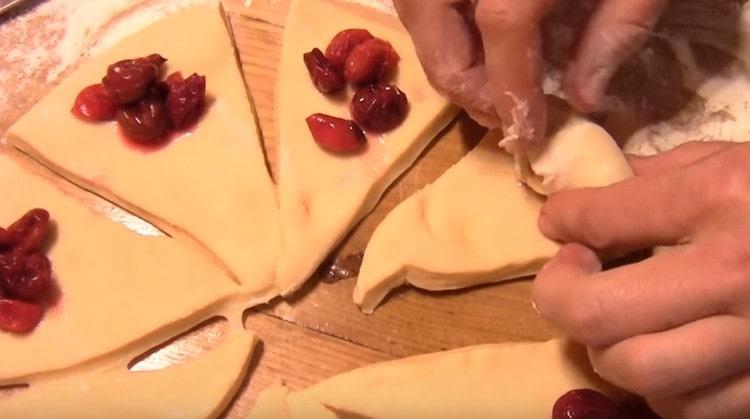 Pour chaque triangle de pâte, mettez la garniture de toute confiture.