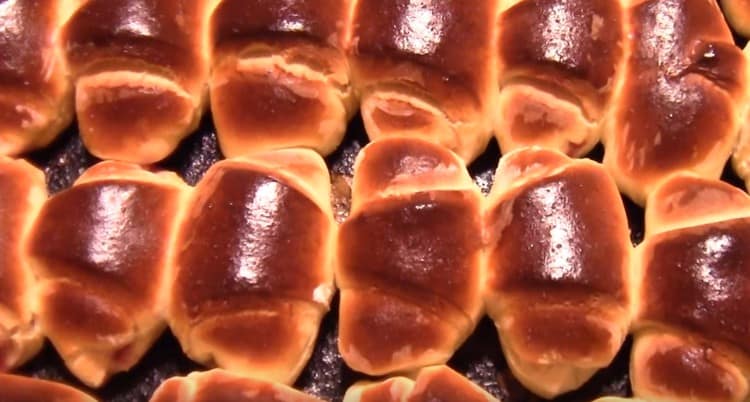 It’s not difficult to make sweet buns from yeast dough in the oven.