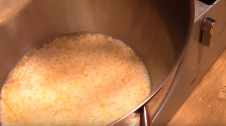 Versez la base liquide pour la pâte dans le bol du robot culinaire.