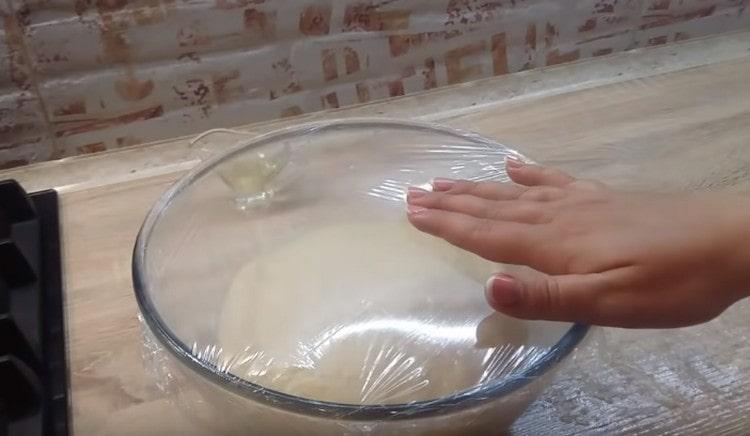 Cover the dough with cling film.