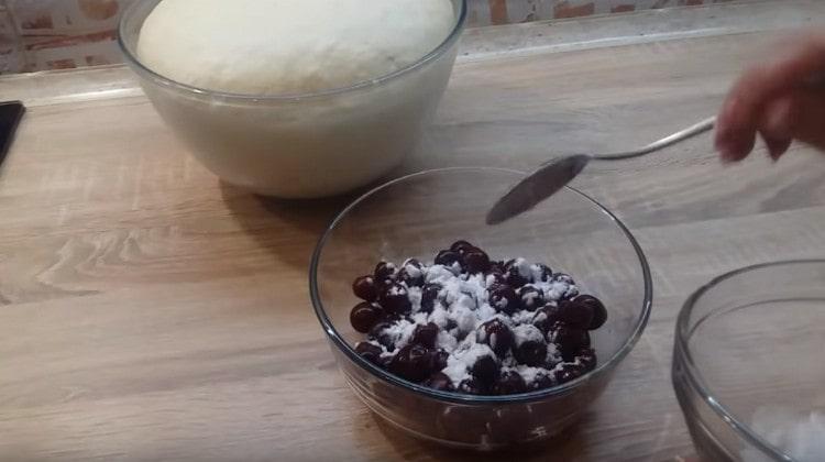 For the filling, wash fresh cherries, add starch to them.