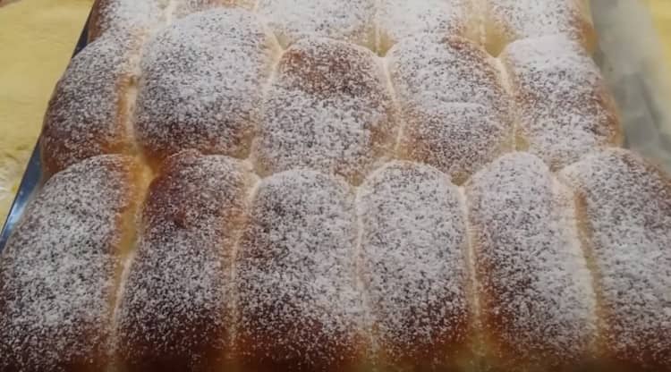 Los pasteles dulces preparados pueden espolvorearse con azúcar en polvo.