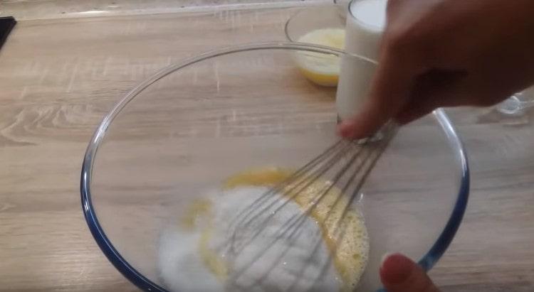 Agregue azúcar a los huevos y mezcle.