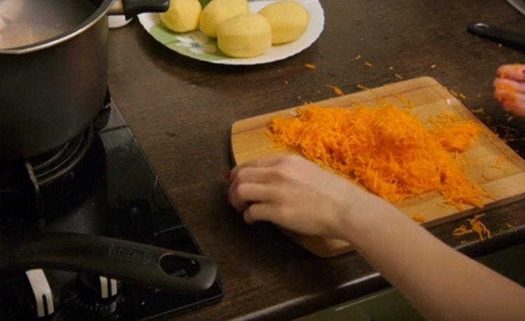 Frottez les carottes sur une râpe fine.