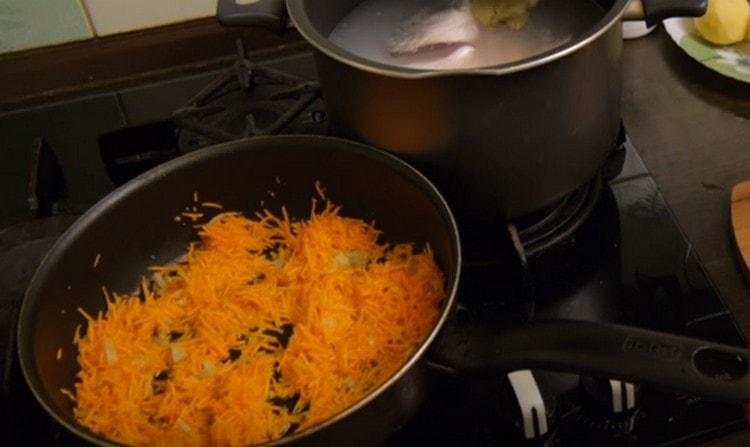 Filtrer les carottes avec les oignons jusqu'à tendreté dans la casserole.