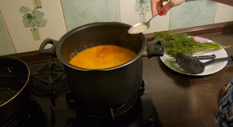 Como puede ver, la sopa cremosa con salmón es fácil de preparar.