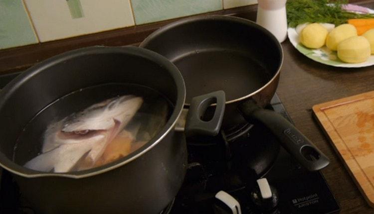 Llene el pescado en una sartén con agua y póngalo a cocinar.