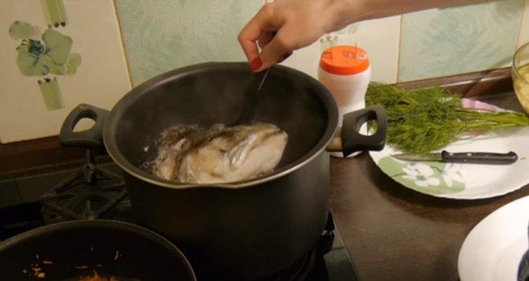 Sacamos el pescado del caldo terminado, separamos la carne de los huesos.