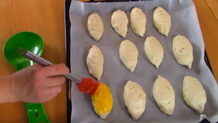 Graisser les tartes avec du jaune fouetté.