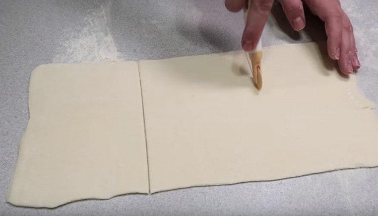 Nous avons coupé la couche de pâte roulée en billettes.
