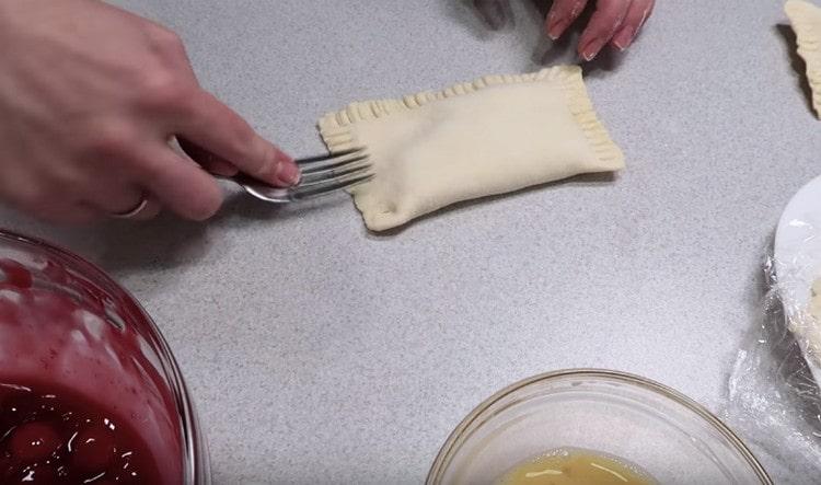 The edges of the puff can also be crushed with a fork.