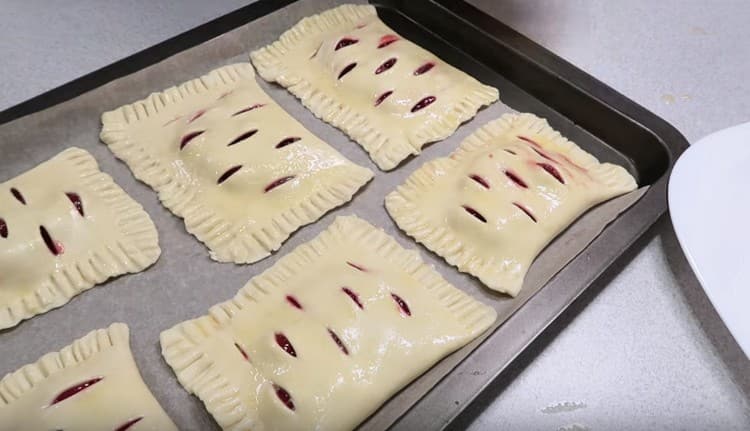 put puffs on a baking sheet covered with parchment and grease with an egg.