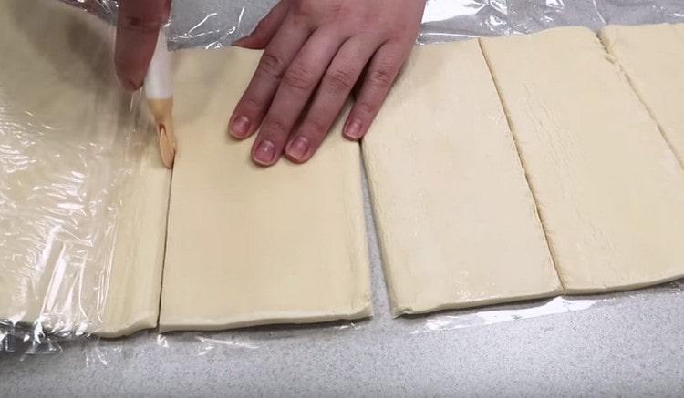 Divide the puff pastry into pieces.