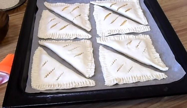 Disposez les couches sur une plaque à pâtisserie recouverte de parchemin.