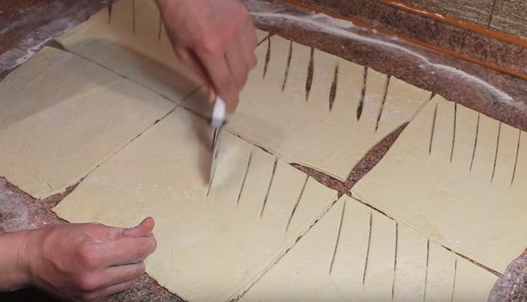 Sur une moitié des blancs, nous faisons des coupes obliques.