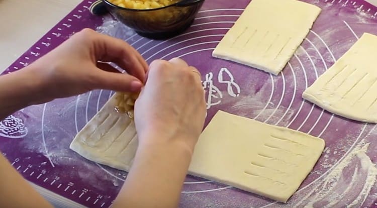 Disposez la garniture aux pommes sur toute la moitié de la pièce.