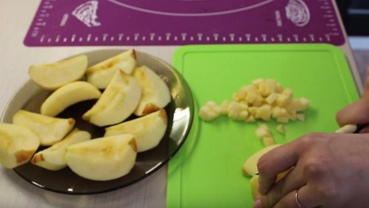 Peel the apples and cut into cubes.