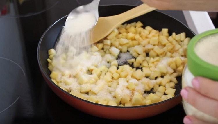 Ajoutez le sucre aux pommes, faites-les frire jusqu'à ce qu'elles soient caramel.