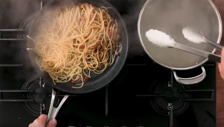 Ajouter les spaghettis dans la poêle après en avoir enlevé l'ail.