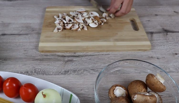 Cut mushrooms into thin slices.