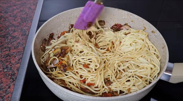 Dodajte kuhane špagete, promiješajte.