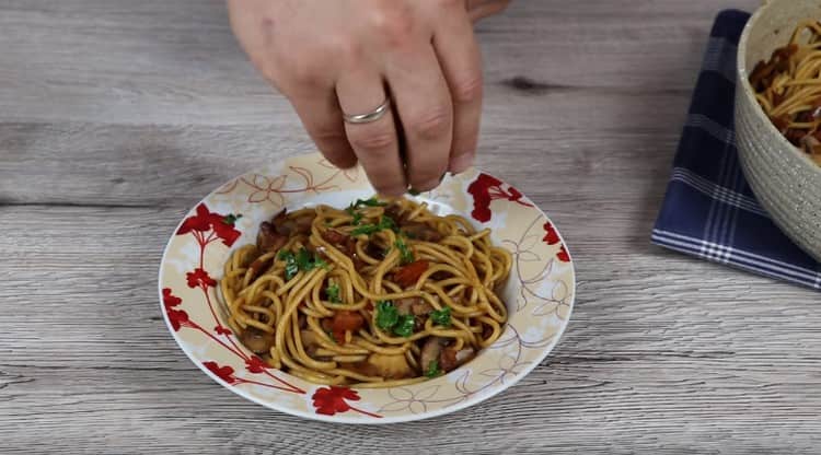 Lorsque vous servez des spaghettis aux champignons, vous pouvez saupoudrer d'herbes fraîches.