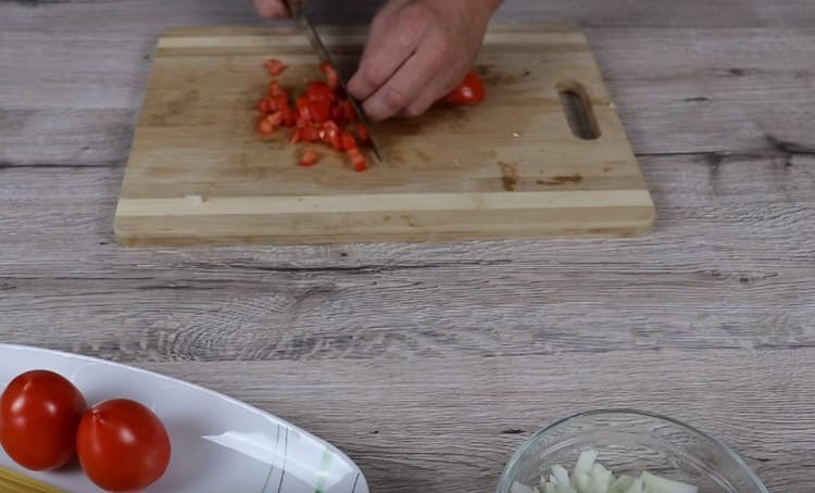 Picar los tomates.