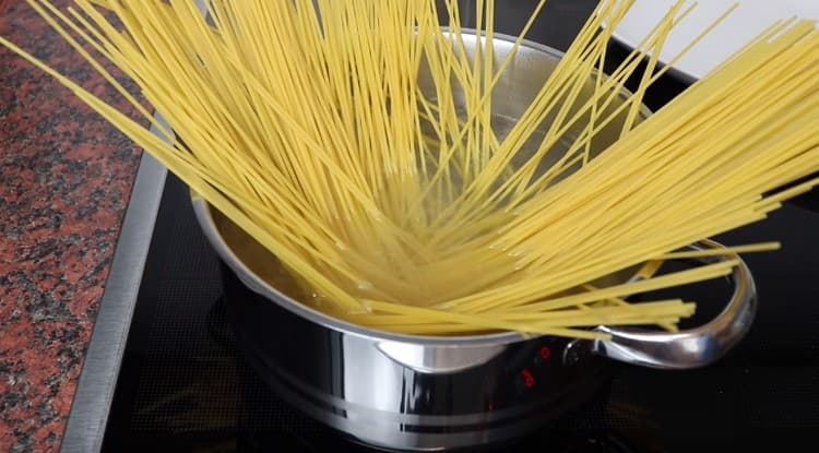 Hervir hasta que los espaguetis estén cocidos.