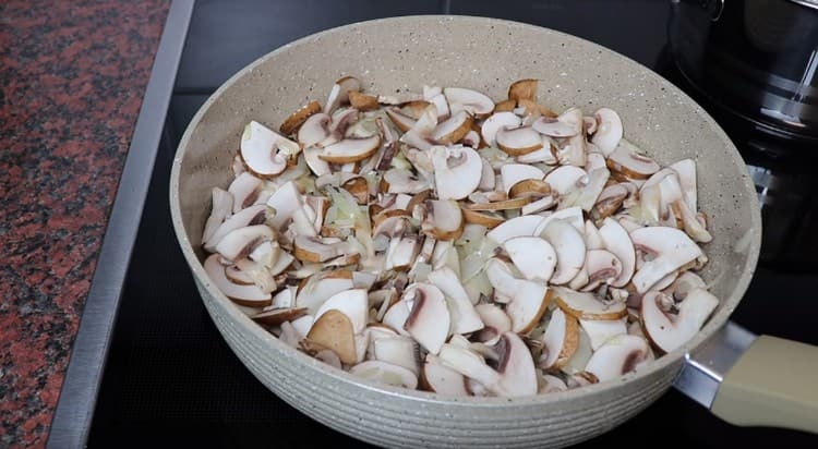 Ajouter les champignons et faire frire jusqu'à ce que le liquide s'évapore complètement.