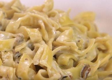 Cooking delicious spaghetti with mushrooms in a creamy sauce according to the recipe with a photo.