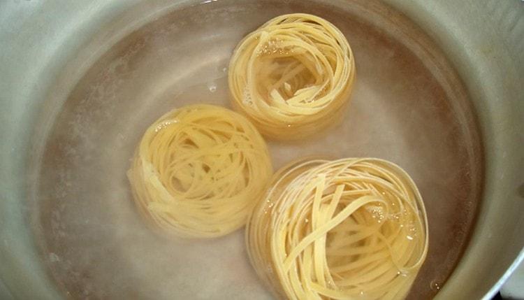 Hervir la pasta hasta que esté tierna.