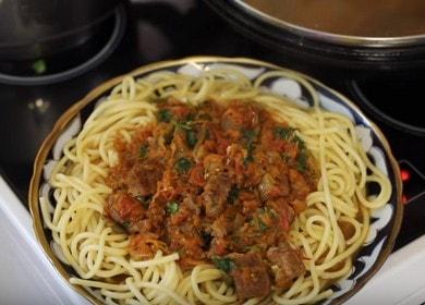 Cocinar deliciosos espaguetis con carne de acuerdo con la receta con una foto.