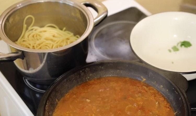 Pendant la cuisson de la viande, faites bouillir les spaghettis.