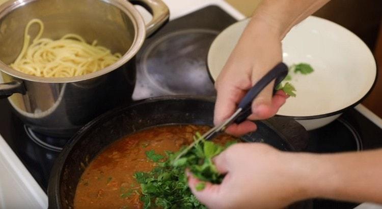 En fin de cuisson, ajoutez les verts à la sauce à la viande.