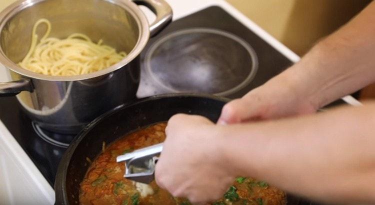 Ajouter l'ail haché pour la saveur.