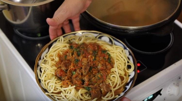 de tels spaghettis à la viande constituent un deuxième plat délicieux et complet.