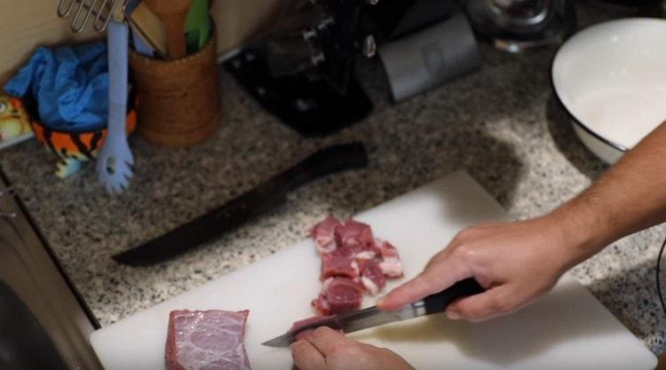 Nous avons coupé la viande en tranches.