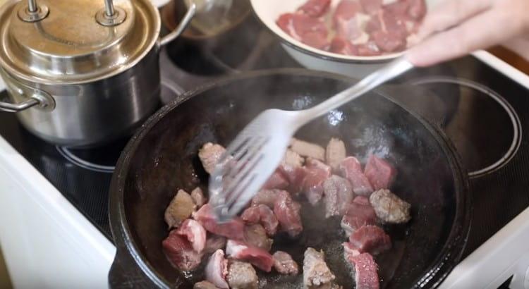 Étalez la viande et faites-la frire dans une casserole.