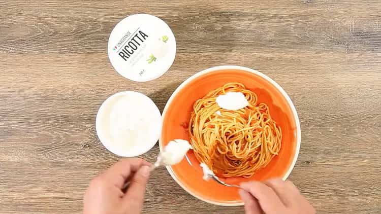Agregue queso para hacer espagueti con pasta de tomate.
