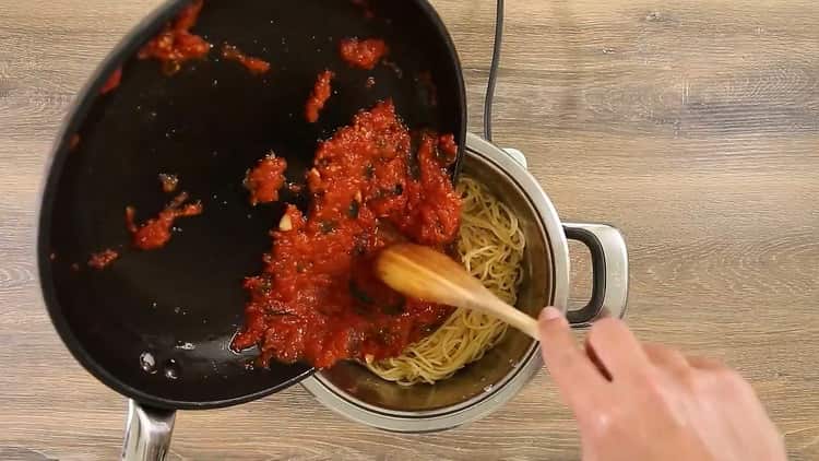 Agregue la salsa para hacer espagueti con pasta de tomate.