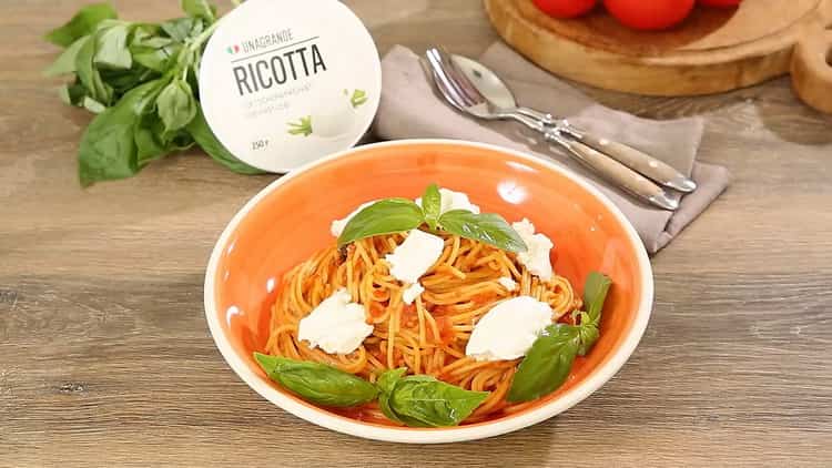 spaghetti with tomato paste ready