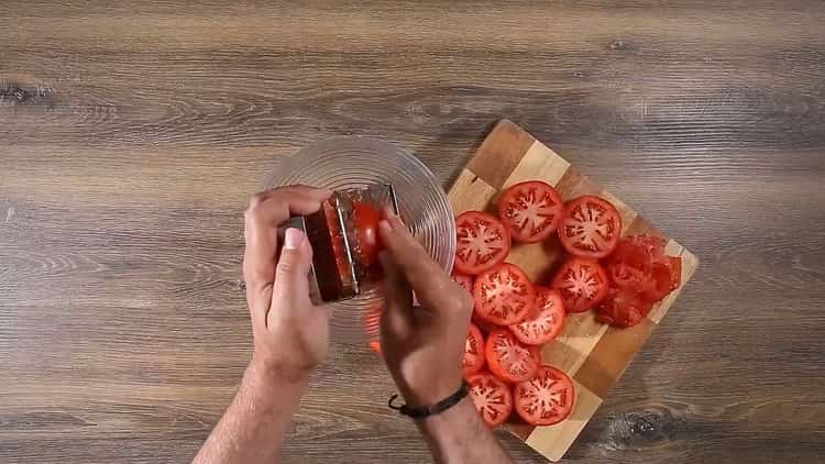 Pour préparer des spaghettis à la pâte de tomates, préparez les ingrédients