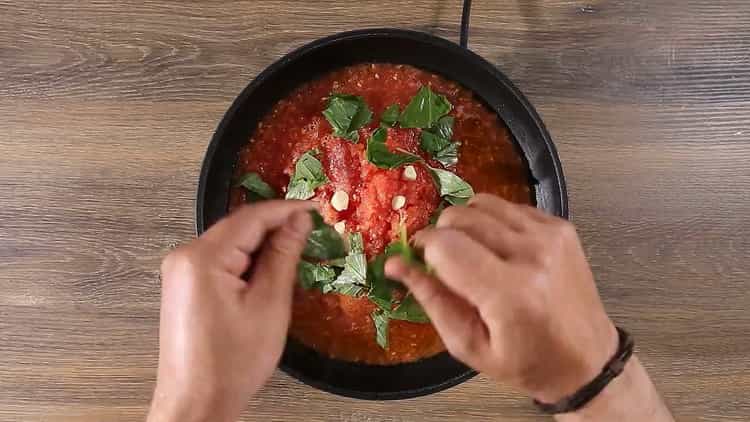 Pour préparer des spaghettis à la pâte de tomates, préparez du basilic