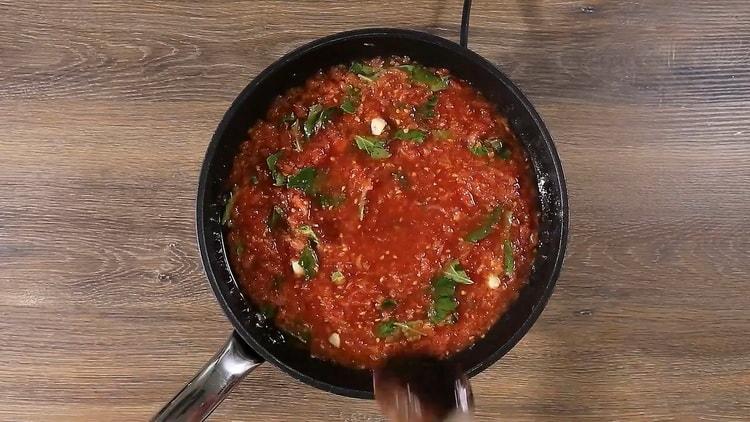 Da biste napravili špagete s pastu od rajčice, pomiješajte sastojke