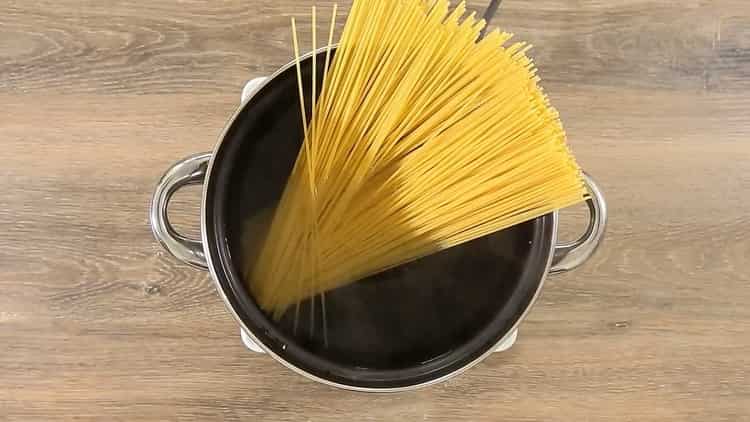 Da biste kuhali špagete s pastu od rajčice, skuhajte sastojke