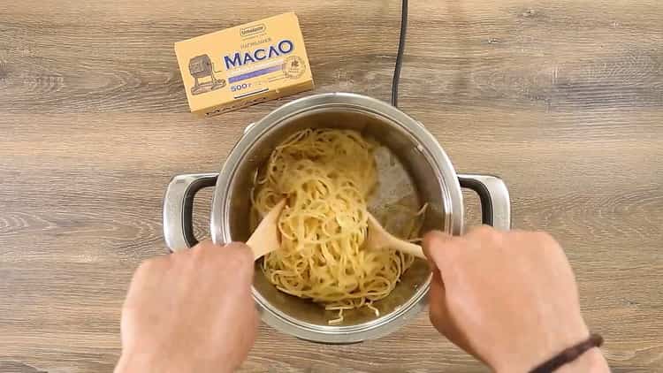 Dodajte špagete kako biste napravili špagete s pastu od rajčice