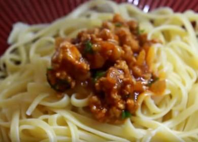 Nous préparons des spaghettis parfumés avec de la viande hachée et de la pâte de tomates selon une recette détaillée avec photo.